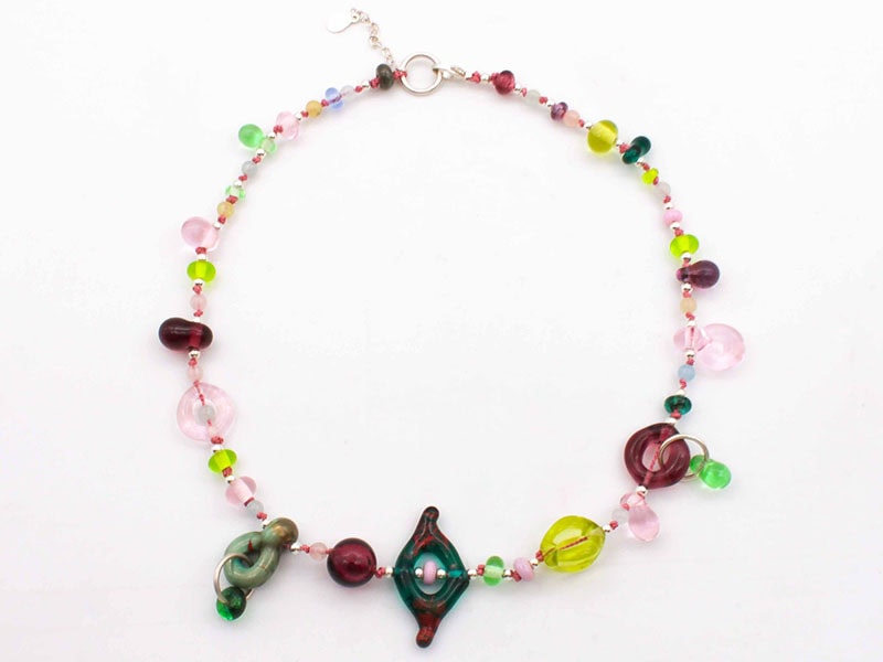 Mercury Swift, Interdimensional Play III, 2024, necklace in flameworked effetre glass, morganite, sterling silver, silk, 1 ¼ x ⅜ x 16 ¼ nches (33 x 11 x 413 mm), plus 1 ¼-inch (32 mm) extender, photo courtesy of the artist