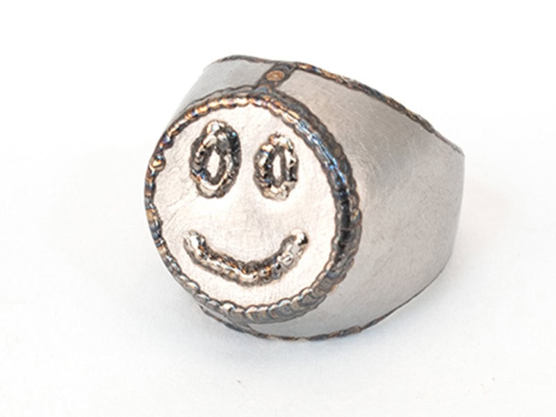 Everett Hoffman, Stainless Smile, 2024, ring in stainless steel, ¾ x ⅞ x 1 inch (20 x 22 x 26 mm), size 8.5, photo: artist