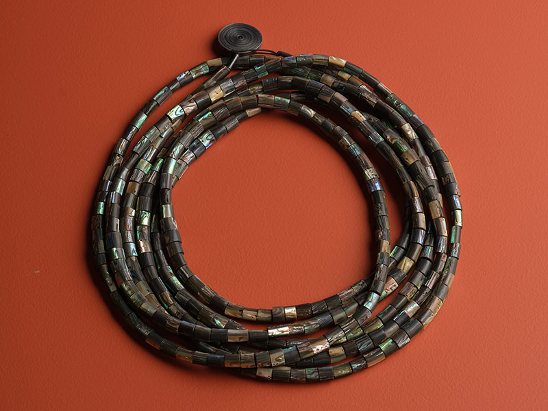 Warwick Freeman, Pāua Bead necklace, 1986, Collection of Museum of New Zealand Te Papa Tongarewa, Wellington, gift of the Friends of the Museum of New Zealand Te Papa Tongarewa, 1993, photo: Sam Hartnett