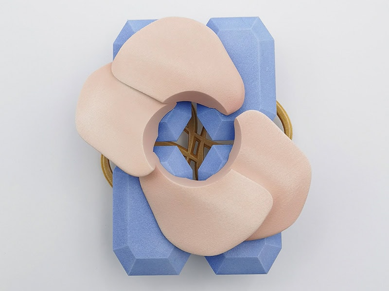 Norman Weber, Juwel #22, 2022, brooch in 3D-printed hollow plastic, acrylic paint, stainless steel, Argentium silver, 4 ¾ x 4 x 2 inches (122 x 100 x 50 mm), photo: artist