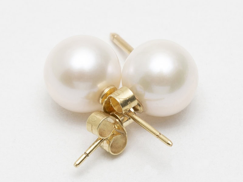 Lin Cheung, Keep - Together, 2022, brooch in freshwater pearls, 18-karat gold, ¾ x ¾ x ⅜ inches (20 x 20 x 10 mm), photo: artist