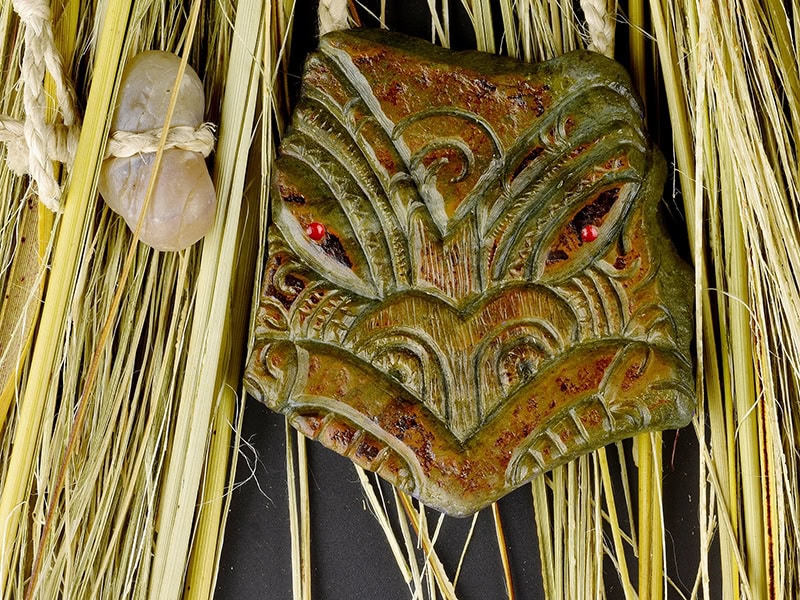 Neke Moa, Pūtahi, 2024, necklace/object in Tūhaka pakohe, muka, pōhatu agate, harakeke, shellack, photo: Michael Couper