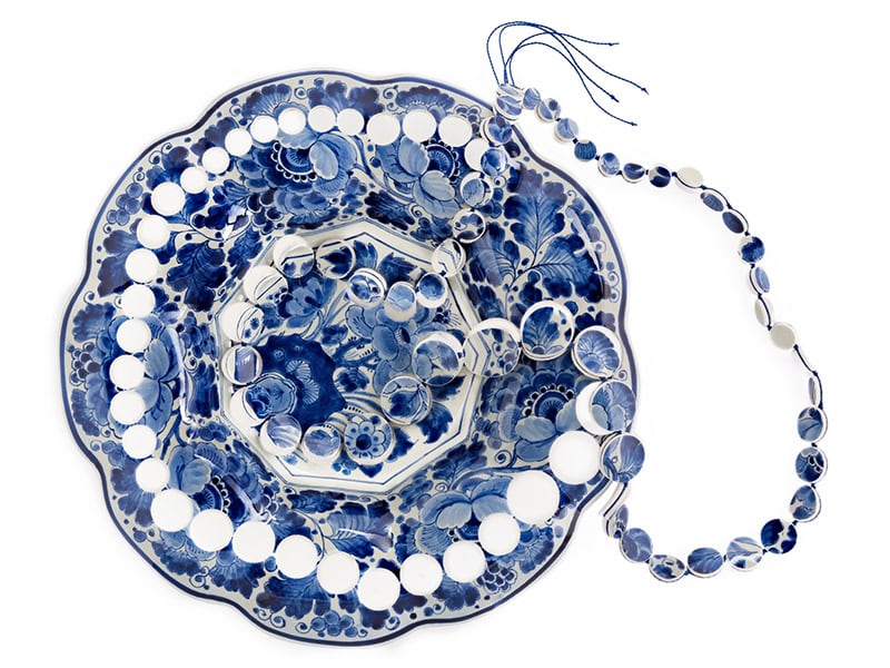 Gésine Hackenberg, Delft Blue “Plooischotel” Necklace, 2012, Los Angeles County Museum of Art, gift of Lois and Bob Boardman (M.2014.198.90a-b), © Gésine Hackenberg, photo © Museum Associates / LACMA