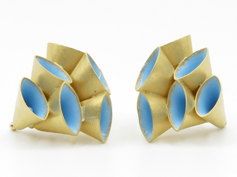 Jacqueline Ryan, Structure – Navettes Pyramid, 2025, earrings in 18-karat gold, enamel, photo courtesy of Thereza Pedrosa Gallery