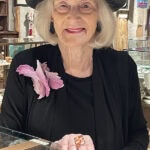Our visit ended with shopping in the famous museum store, the Case Trading Post. Shown: the collector and AJF traveler Karen Rotenberg, photo: Nathalie Mornu