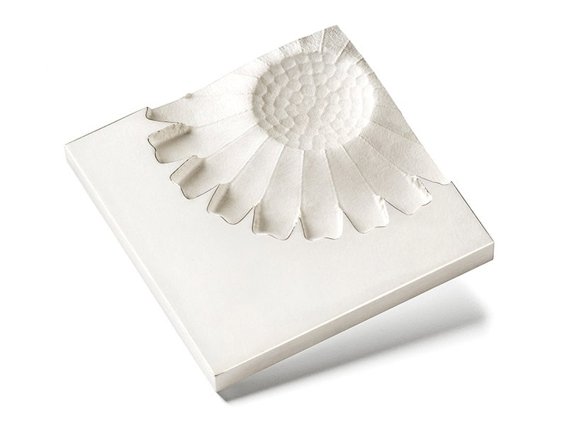 Kim Buck, Daisy 2, 2003, brooch in sterling silver, 1 ⅝ x 1 ⅝ inches (40 x 40 mm), photo: Dorte Krogh