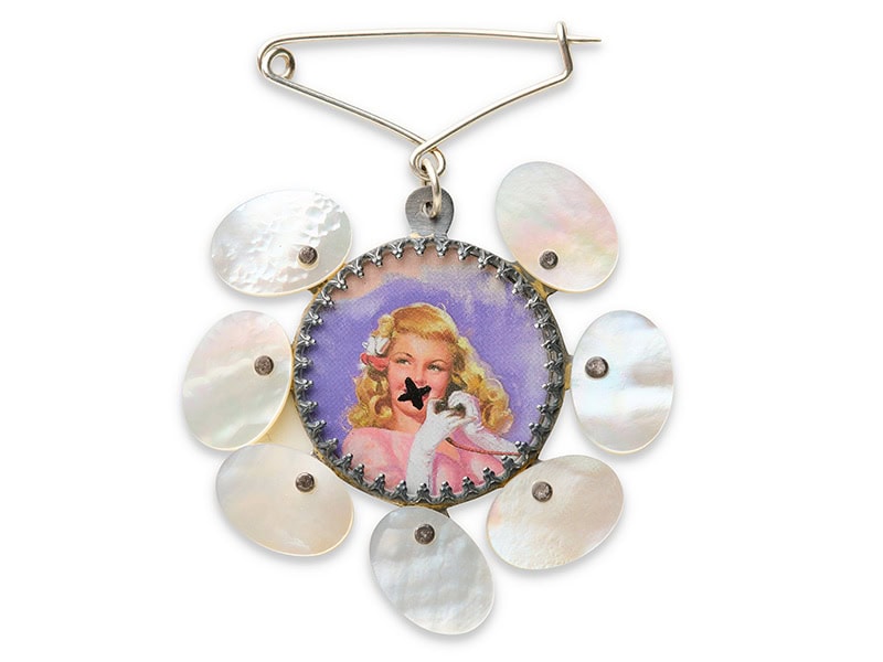 Geraldine Fenn, Pin-Up Girl II, 2024, brooch in silver, glass, printed card, mother-of-pearl, photo courtesy of the artist