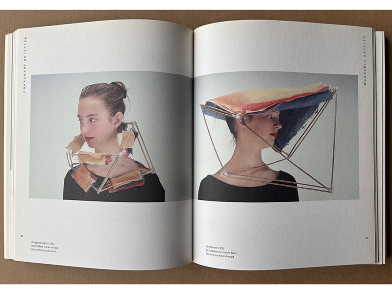 A spread from the book Monumentaal en Dichtbij (Monumental and Close By), showing the works (left) Draagbaar Object (1992) and (right) Hoofdwerk (1992), by Lam de Wolf, photo: Liesbeth den Besten, with permission from the publisher. Original photos: Tom Haartsen