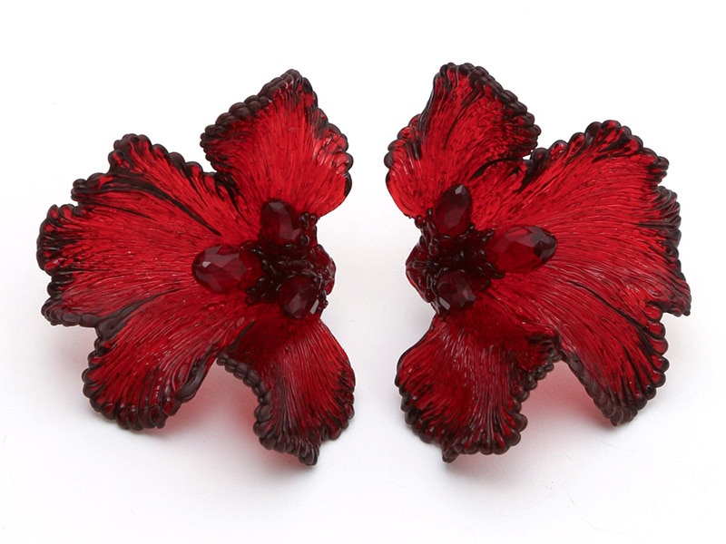 Carina Shoshtary, Lamella (Ruby Red), 2025, earrings in PLA (bio-plastic), glass, recycled silver, lacquer, photo courtesy of Gallery Loupe