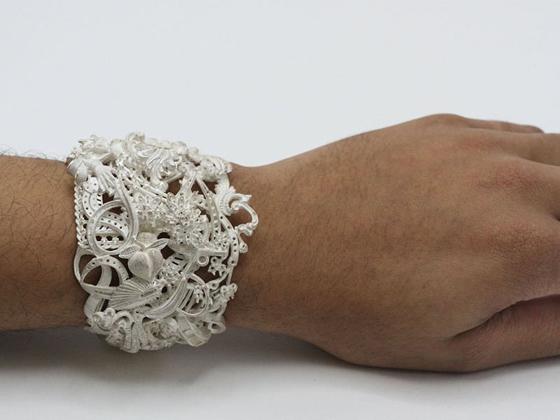 Mary Hallam Pearse, Miss Peaches, 2018, bracelet in silver, 2 x 4 x 4 inches (51 x 102 x 102 mm), photo courtesy of the artist