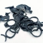 This jewelry installation examines the reproduction of the idealized notion of marriage and its association, perpetuated by media and society, with the idea of a “happy ending.” As Finck explains, “it employs the symbol of the engagement ring to critique the societal reproduction of a narrative constructed to uphold patriarchal dominance, which has been propelled to a form of capitalist excess. The piece addresses the attempt to imitate an ideal that neither truly exists nor has ever been adequately defined, revealing the gap between cultural fantasy and reality.” | Caption: Svea Finck, loVemE, 2025, installation in white gold, spinel, putty, photo: artist