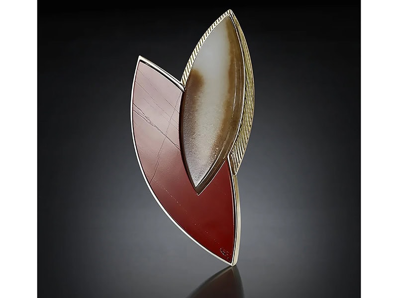 Yeena Yoon, Autumn Leaf, 2020, brooch in white jade, red jasper, 14-karat gold, one-of-a-kind, 2 ⅝ x 1 ⅝ x ¼ inches (68 x 40 x 6 mm), photo courtesy of Salotto SPJ