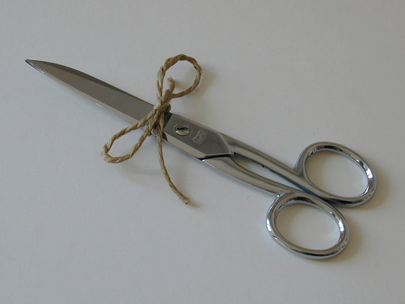 Thierry Simões, Untitled, 2004, link from A Chain for Tereza in scissors (readymade), thread, c. 7 ⅛ x 2 ⅜ x ⅜ inches (c. 180 x 60 x 10 mm), collection of Tereza Seabra, photo: C.B. Aragão