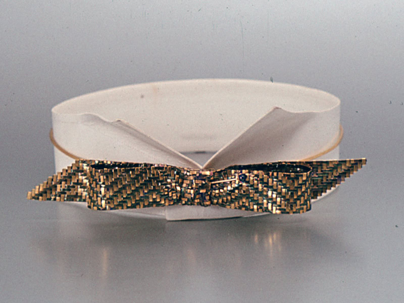 Tereza Seabra, Bowl, 1982, necklace in silver, gold, pearl, 5 ½ x 5 ¼ x ⅜ inches (140 x 135 x 10 mm), artist's collection, photo: Manuel Silveira Ramos