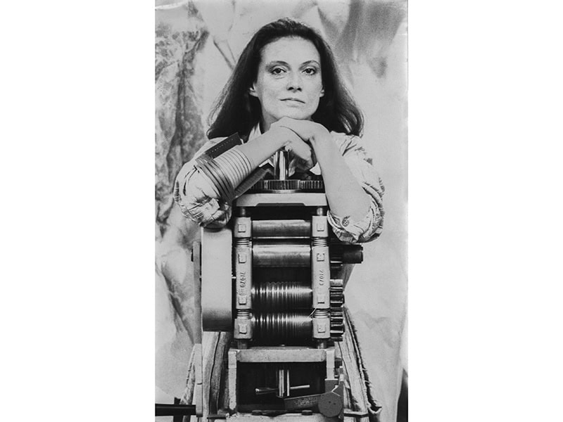 Tereza Seabra at her workshop, photo: Paulo Valente. This photo was published in the magazine Mais, Semanário, July 16, 1988.
