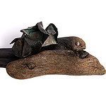 Manipulating these materials evokes the decay of metal and nature and forges a visual narrative about urban life. Color and texture both play a crucial role, enabling the pieces to reflect their environment and convey multiple stories with a similar effect to that of their original inspiration. ||| Sandra Bostock, Urban Walks Green, 2021, brooch in wood, copper, sterling silver, steel, powder-coated paint, patina, 12 x 4 x 4 cm, photo: Felipe Flores