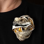 The finished pieces blur the boundaries between painting and jewelry-making. They’re a wearable testament to the evolving dialogue between art and adornment. ||| Raquel Bessudo, Echoed III, 2025, in acrylic paint, impasto, pouring media, gold leaf, brass, 24-karat gold plating, stainless steel, 9 x 8.5 x 2.5 cm, photo: Felipe Flores