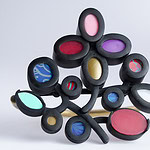 “Through contemporary jewelry,” says Gómez, “I explore established notions of beauty and value, as well as the tension between ‘what is said’ and the multiple possibilities for reinterpreting matter. ||| Areli Gómez, Giardinetti 04, 2024, in ABS, recycled plastics from beauty products, resin, brass, 6.7 x 7.6 x 5.1 cm, photo: Jonathan Quintero