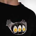 “As a contemporary jeweler and illustrator,” says Nasla Santillán Lara, “my practice is born from the need to observe the world from a different perspective, where the everyday breaks down and transforms into something unexpected.” ||| Nasla Santillán Lara, Mi Gallina y Sus Huevos (My Hen and Her Eggs), fabricated brooch in hand-painted silver 9.50, brass, gesso, acrylic paint, Prismacolor, 8 x 11 x 2.5 cm, photo courtesy of the artist