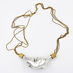 The artist creates pieces that range from contemporary jewelry to collectible design and performative actions. Her artistic practice is characterized by a fervent exploration of form, rhythm, and pattern. ||| Luisa Restrepo Moreno, Shift N-025, 2023, in silver-plated blown borosilicate glass, gold-plated sandblasted brass, 9 x 30 x 3 cm, photo courtesy of the artist