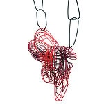 ”My work consists of constructing objects,” states Martacarmela Sotelo. “I am an architect by training, and I have used the line as the basic element for these constructions.” ||| Martacarmela Sotelo, Container in Red, 2020, in steel wire, powder coating, 46 x 8 x 5.5 cm, photo: artist
