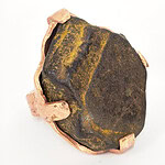 Manilla creates jewelry that seems to be collected from a past with a deep history or, on the contrary, post-apocalyptic objects that seem to think of a future in decline where the rational and emotional of the human being is in constant struggle. ||| Work by Jorge Manilla, photo courtesy of the artist