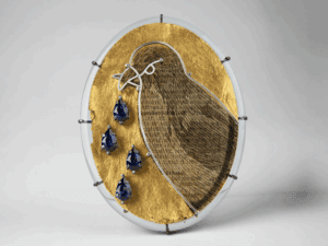Jana Machatová, Thirst, 2023, brooch in silver, paper, gold foil, synthetic gemstones, resin, photo courtesy of Thereza Pedrosa Gallery