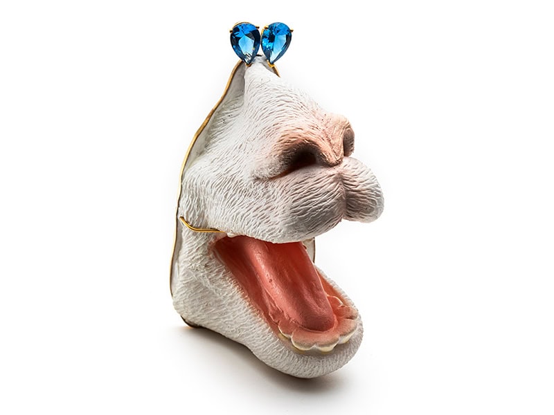 Silvie Altschuler, Portrait de Famille, 2025, brooch in silicone, gold-filled metal, glass stone, stainless steel, 1 ⅞ x 2 ¾ x 4 ½ inches (49 x 71 x 114 mm), photo: Anthony McLean