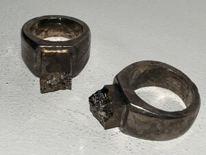 Marion Blume, Bruchstück, 2024, double ring in cast bismuth, at Kunstarkaden Muenchen, Munich, Germany, photo: Kellie Riggs