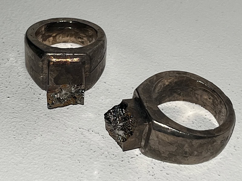 Marion Blume, Bruchstück, 2024, double ring in cast bismuth, at Kunstarkaden Muenchen, Munich, Germany, photo: Kellie Riggs