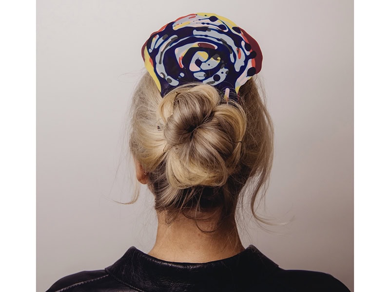 Ela Bauer, Hair Object, Whirl Comb #1, 2025, hair jewelry in resin, pigments, photo: Patrick Gunning