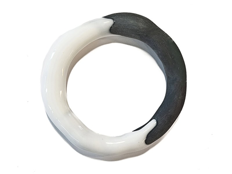 Ela Bauer, Blanco, 2025, bracelet in resin and pigments, 3 ⅛ x 3 ½ x ⅜ inches (80 x 90 x 10 mm), photo: artist