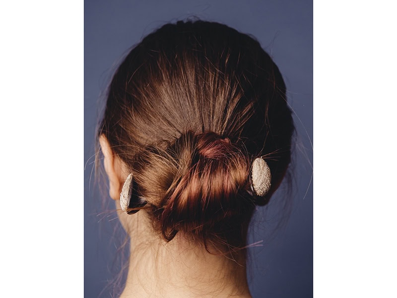 Huimin Zhang, Mountain and Wind 02, 2024, in 23-karat gold wire, 22-karat gold wire, ebony, 120 x 44 x 21 mm, photo: Patrick Gunning, stylist: Yael Reisner