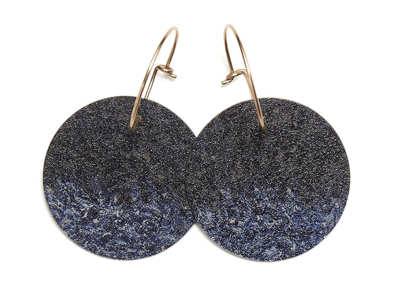 Karin Johansson, Sea/Night, from the Journey series, earrings in gold, silver, enamel, 2 x 1 ⅜ inches (50 x 35 mm), photo: elStudio