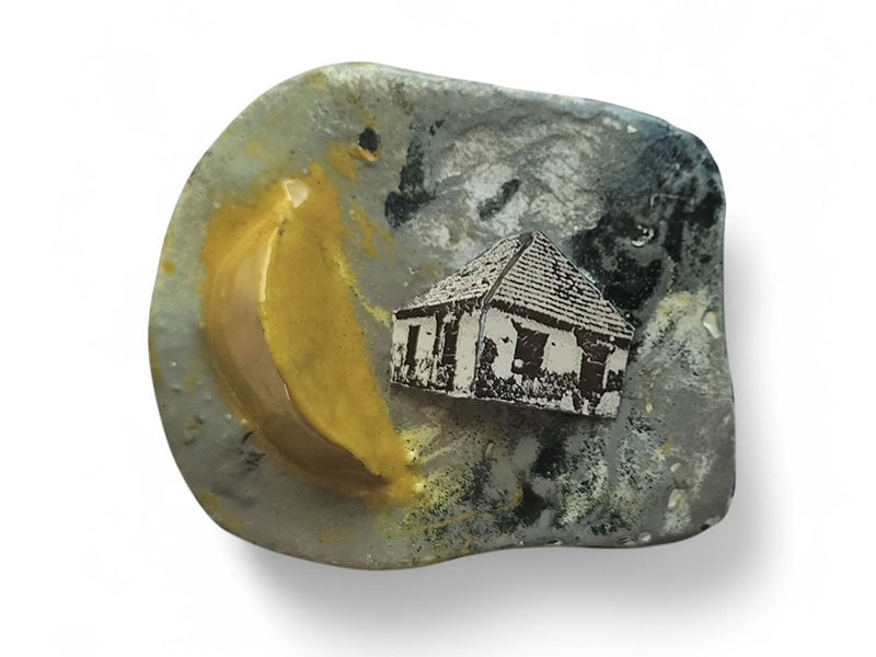 Silvia Walz, Casa Luna, 2025, brooch in enamel, copper, steel, 3 ⅛ x 2 ¾ x ¾ inches (80 x 70 x 20 mm), photo: artist