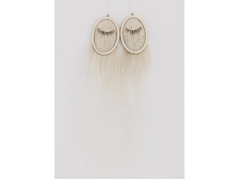 Carla Castiajo, Sperare, 2020, necklace in human hair, silver, leather, silk+polyester thread, photo: artist