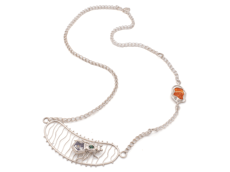 Cindy Cheng, Here and There, 2025, necklace in lavender quartz (faceted in-studio), synthetic emerald, fire opal with intaglio carving and 22-karat gold foil, fine silver, sterling silver, 27 ½ inches (700 mm) in circumference, photo: J Taran Diamond