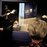 Schleuning showing David Bielander's Big Apple Neckpiece, 2015, in patinated silver and white gold staples. The title is also a word play on Otto Künzli’s Big American Neckpiece, photo: Elena Karpilova