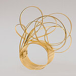 Pablo Reinoso, an Argentinian artist based in Paris, was one of the gallery's first artists. Here is the "Looping" cuff, made in 2018 in vermeil. It features the intertwined curves so dear to the artist's work and is worn on the wrist with great elegance and boldness, photo courtesy of Galerie MiniMasterpiece