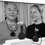 The relationship of trust with the artist is at the heart of the jewelry project. Here in 2022 with the great Chinese artist Wang Keping during his first solo exhibition at the gallery, photo courtesy of Galerie MiniMasterpiece