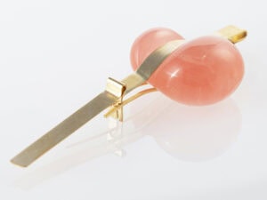 Pei Wu, Brooch-Xiao孝 (filial piety), 2025, 9k yellow gold, rose quartz, Dimensions: 120 x 35 x 25 mm Photo by: Wayne Lee
