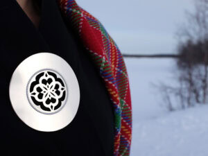 Monica Blind Påve, Násti, 2020, brooch in silver, 3 ⅝ x 3 ⅝ x ⅜ inches (92 x 92 x 10 mm), photo: Four