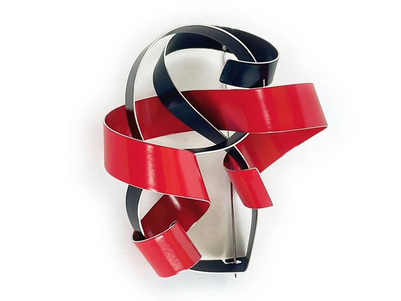 Claudia Hoppe, 2 Lines No 1, 2025, brooch in sterling silver, lacquer, 2 ⅜ x 2 ¾ x 1 ⅜ inches (60 x 70 x 35 mm), photo: artist