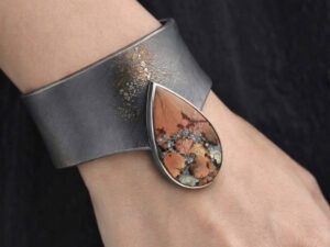 Liang Chung Yen, Cuff, 2025, in oxidized silver, pear-shaped jasper, diamonds, fused yellow gold dust, photo courtesy of InterFusion Art