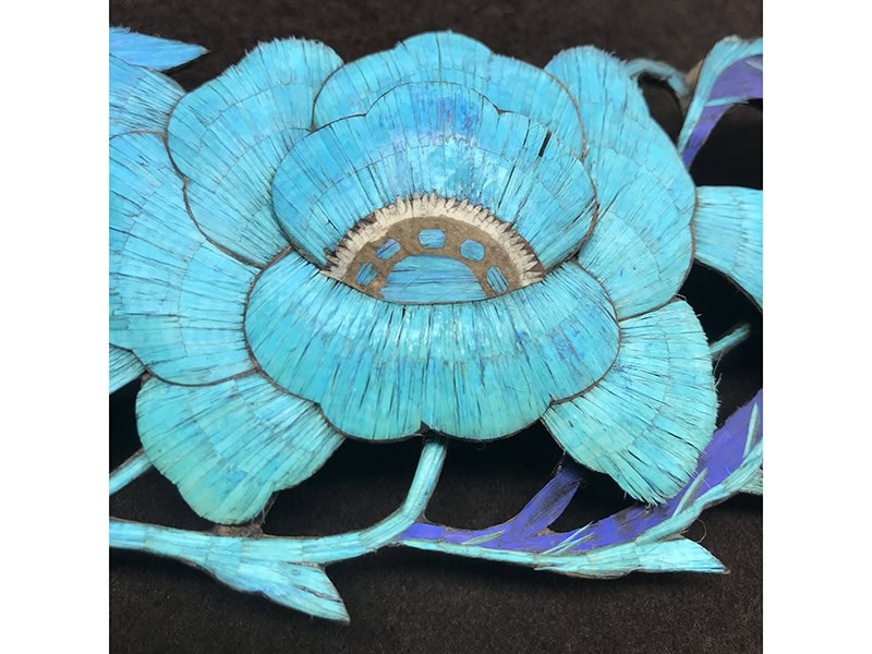 Hairpin, Qing Dynasty, 19th century, in kingfisher feathers, cardboard, wood, metal, 8 ⅝ x 2 ¾ x 1 ⅛ inches (22 x 7 x 3 cm), photo: © Marion Delarue