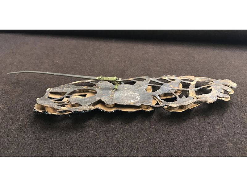 Hairpin (back), Qing Dynasty, 19th century, in kingfisher feathers, cardboard, wood, metal, 8 ⅝ x 2 ¾ x 1 ⅛ inches (22 x 7 x 3 cm), photo: © Marion Delarue