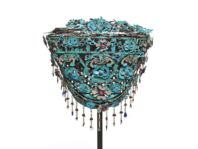 Dian Zi headdress, Qing Dynasty, 19th century, in kingfisher feathers, cardboard, basketry, semiprecious stones, freshwater pearls, glass beads, metal wires, textile fibers, 10 x 1 ⅛ x 7 ⅞ inches (25 x 29 x 20 cm), photo: © Les Arts Décoratifs/Jean Tholance