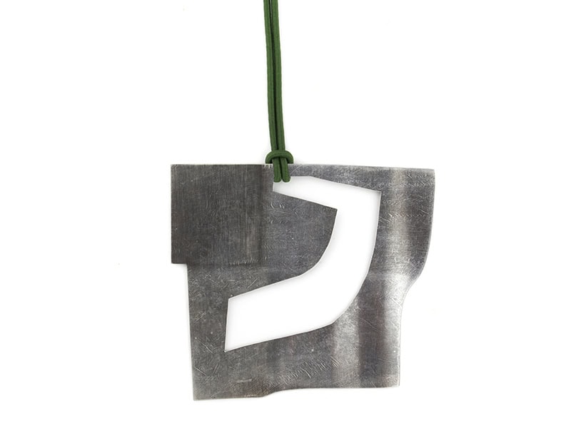 Klara Brynge, Detour, 2021, necklace in silver, rubber band, 3 ⅛ x 3 ½ inches (80 x 90 mm), photo: artist