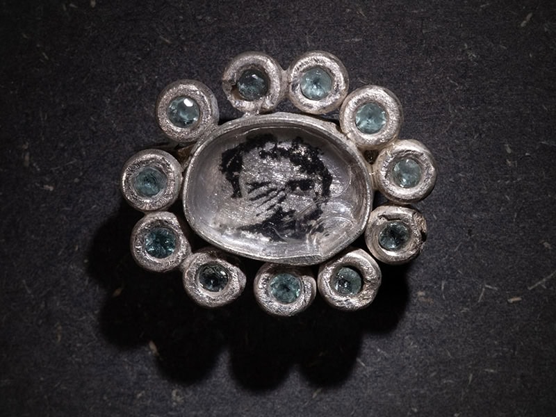 Mélane Zumbrunnen, No Cash, 2025, image transfer, silver, piezoelectrical zircon, photo courtesy of Espace Borax