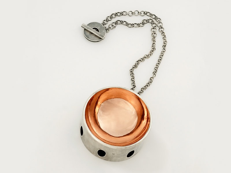Daniel Kruger, Untitled, 2013, necklace in silver, copper, element 2 ¾ x 2 ¾ x 1 ⅜ inches (70 x 70 x 35 mm), 19 ¾ inches (500 mm) long, photo: Udo W. Beier